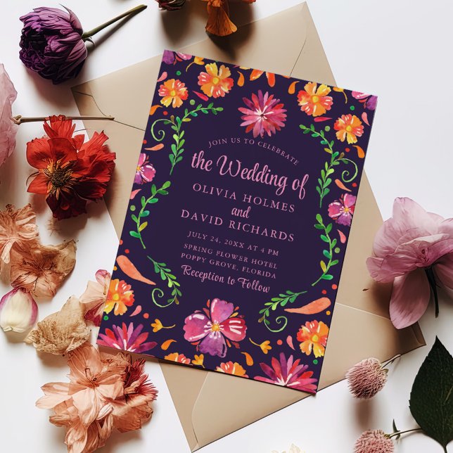 Convites Boho Roxo Colorido Casamento Floral Fiesta Mexican (Boho Purple Colorful Mexican Floral Fiesta Wedding Invitation on a table surrounded with flowers)