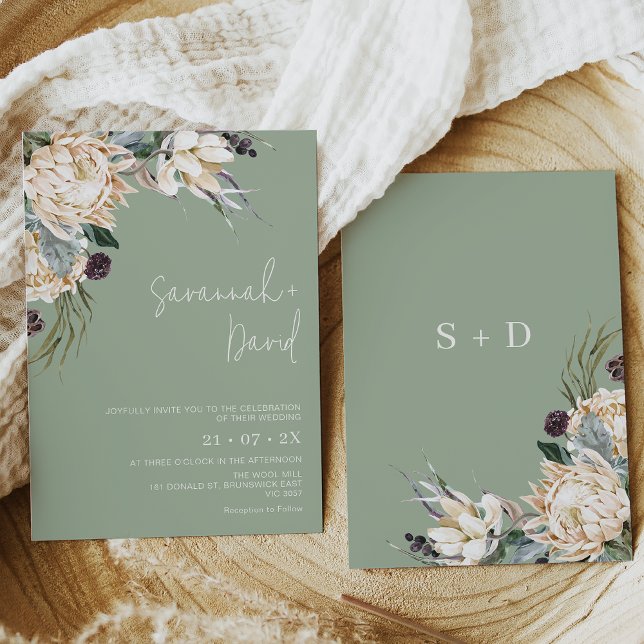 Convites Boho Sage White Protea Pampas Grass Casamento (White king protea wedding invitation with large floral arrangement on a sage colored background.)