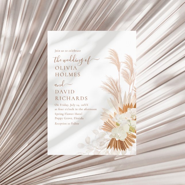 Convites Boho Terracota Branco Grama das Pampas Orquídeas C (Boho Terracotta White Pampas Grass Orcids Wedding Invitation on a sunny neutral dry palm leaf.)