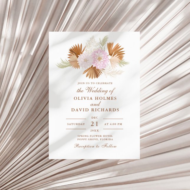 Convites Boho Terracota Grama das Pampas e Flores Casamento (Boho Terracotta Pampas Grass and Flowers Wedding Invitation on a sunny neutral dry palm leaf.)