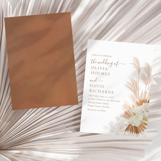 Convites Boho Terracota Grama-das-Pampas Orquídea Casamento (Boho Terracotta White Pampas Grass Orcids Wedding Invitation on a sunny neutral dry palm leaf.)
