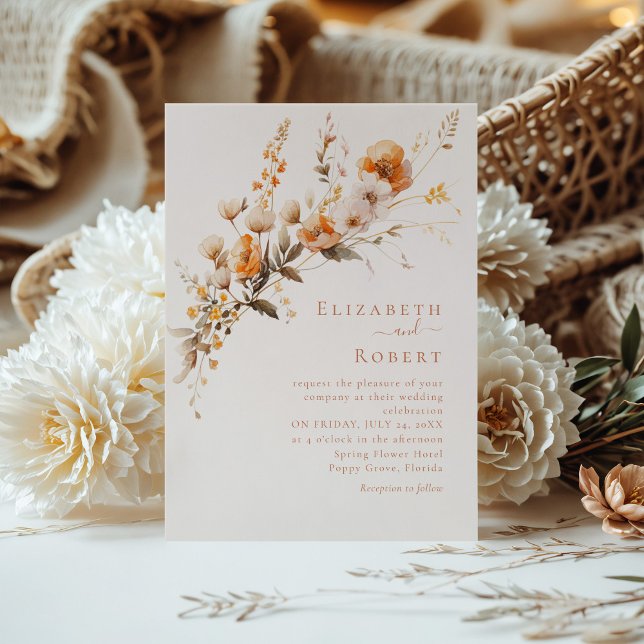 Convites Boho Terracota Laranja Queimado Flores Silvestres  (Boho Terracotta Burnt Orange Wildflowers Wedding Invitation on a table with a boho flower bouquet.)