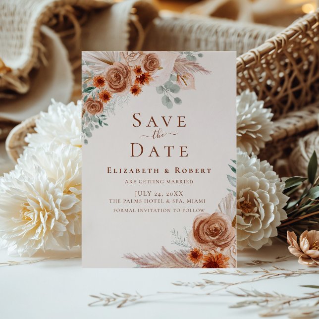 Convites Boho Terracotta Floral Pampas Grama Salve a Data (Boho Terracotta Floral Pampas Grass Save the Date Invitation on a sunny table with boho flowers)