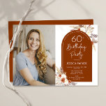 Convites Boho Terracotta Foto 60th Birthday<br><div class="desc">Foto 60º Convite de aniversário em terracotta queimou laranja e branco. Belo design minimalista moderno com sotaques botânicos pintados à mão e sua foto. Apresenta capim de pampas, folhas, rosas e fontes de script de tipografia. Tendy Bohemian estilada tema do deserto perfeito para outono, inverno, primavera ou verão. Você pode...</div>