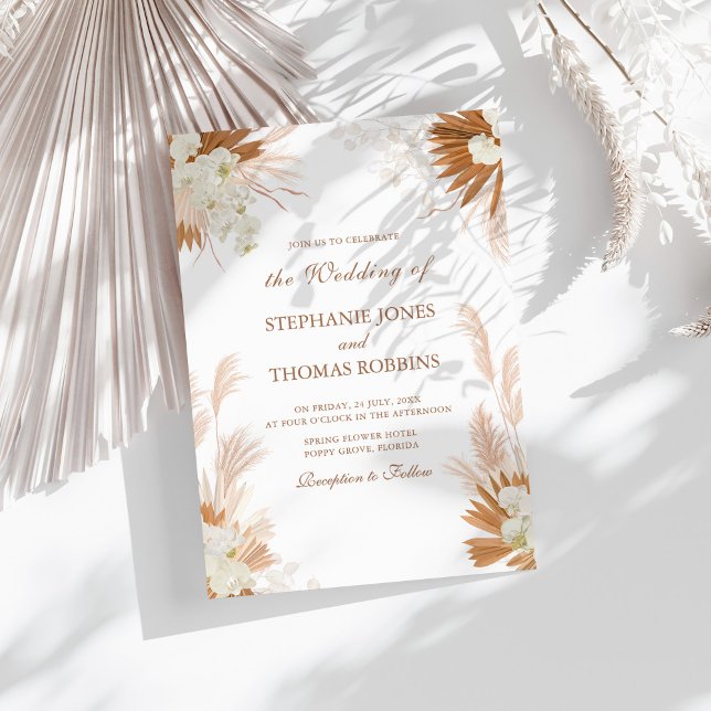 Convites Boho Terracotta Pampas Casamento de Orquídea de Gr (Boho Terracotta Pampas Grass Orchid Wedding Invitation on a sunny white table.)