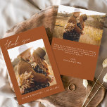 Convites Boho Wedding Obrigado Foto Minimalista<br><div class="desc">Celebre o amor e a gratidão com o nosso casamento do Orçamento Obrigado Cartões, desenhados para complementar a sua celebração minimalista de casamento. Estes cartões apresentam uma foto personalizada na frente e no verso, capturando os momentos queridos do seu dia especial. A elegante e escrita cursiva tipografia acrescenta um toque...</div>