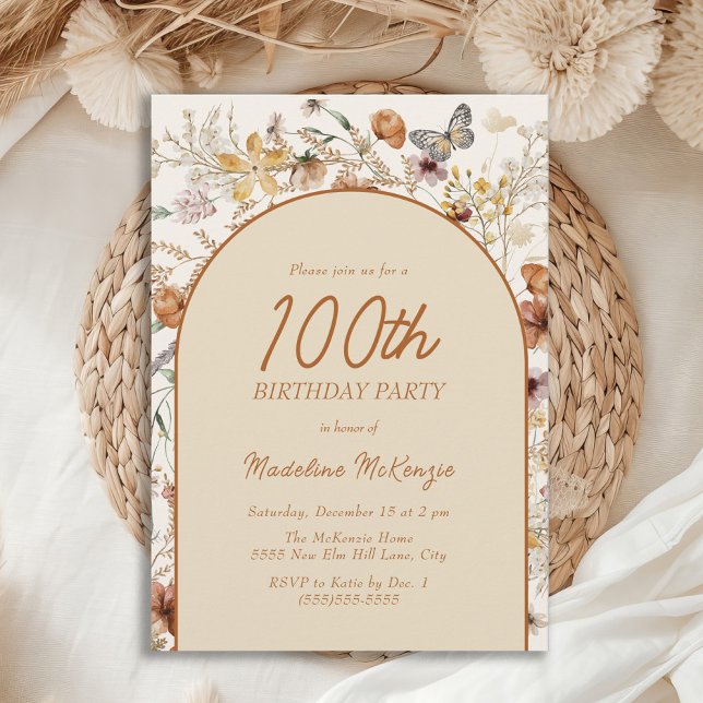 Convites Boho Wildflower Arch 100º Aniversário (Boho wildflowers and arch 100th birthday party invitation for women.)