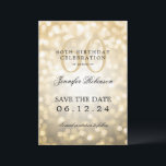 Convites Bokeh 60th Birthday Dourado Guarde a Data com Deta<br><div class="desc">Design de "60ª Festa de aniversário" elegante com luzes Bokeh e nome personalizado   texto de detalhes. Fácil de usar e fácil de personalizar. Faça o pedido hoje!</div>