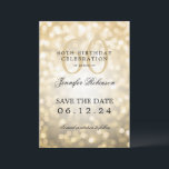 Convites Bokeh 60th Birthday Dourado Guarde a Data com Deta<br><div class="desc">Design de "60ª Festa de aniversário" elegante com luzes Bokeh e nome personalizado   texto de detalhes. Fácil de usar e fácil de personalizar. Faça o pedido hoje!</div>