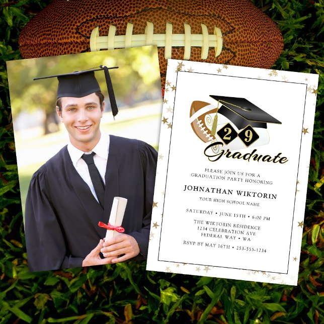 Convites Boné de formatura clássico - Foto Dourada de futeb (Classic Graduation Cap Black Gold Football Photo Invitation)