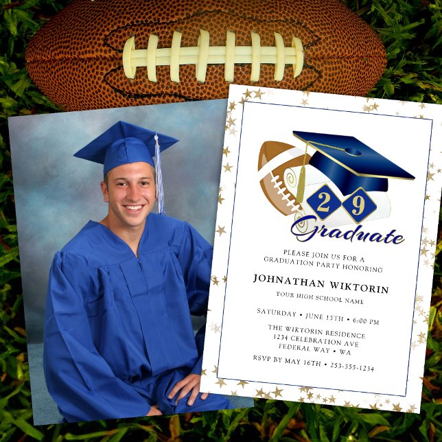 Convites Boné de formatura Clássico - Foto Dourada de Futeb (Classic Graduation Cap Blue Gold Football Photo Invitation)