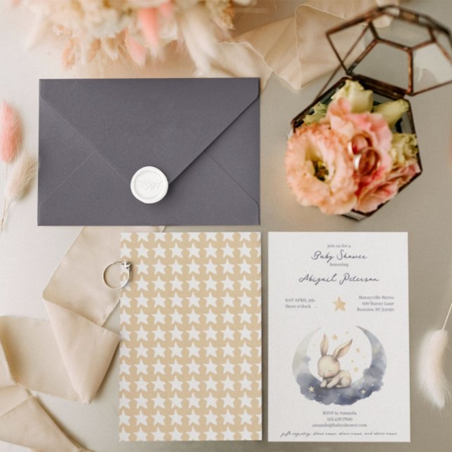 Convites Boneco de bebê bonito em uma lua com Chá de fralda (Criador carregado)