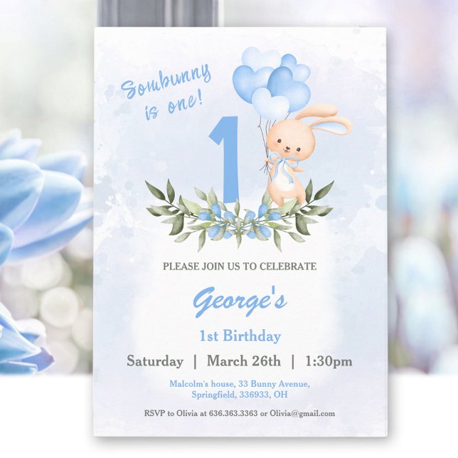 Convites Bonito primeiro aniversario Coelhinho Azul Verde (Cute Bunny Blue Greenery 1st Birthday Boy Invitation)