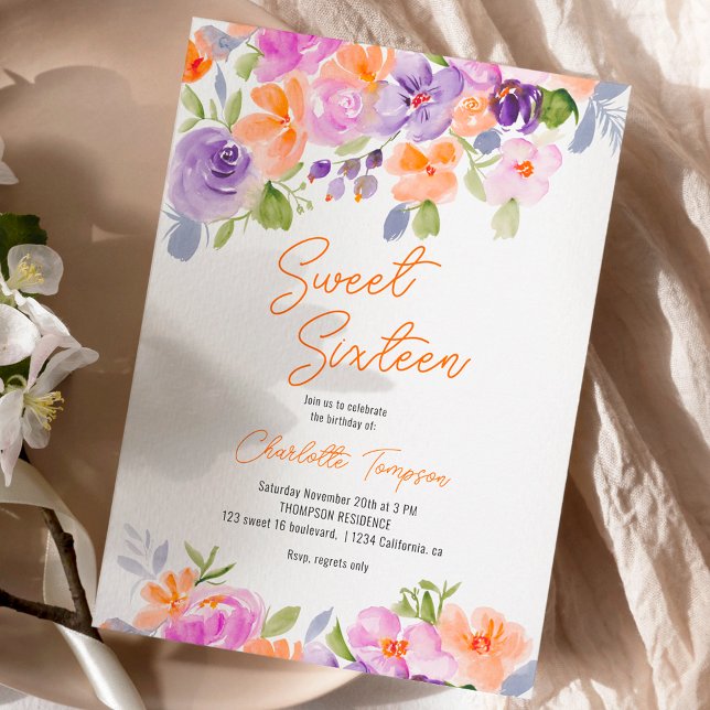Convites Bonito roxo laranja floral doce 16 (Pretty purple orange floral script sweet 16 invitation)
