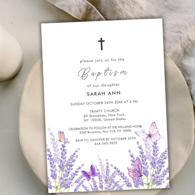 Convites Borboleta de Lavanda Suave Whimsical Atravessa o b (Whimsical Soft Lavender Butterfly Cross Baptism Invitation)