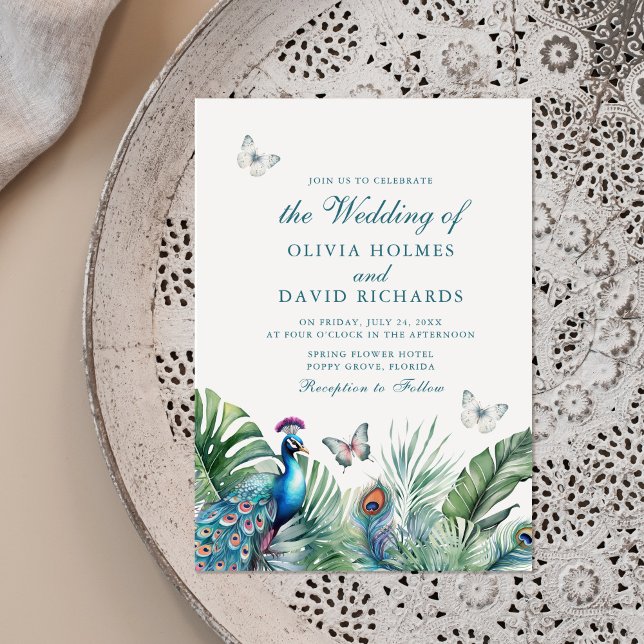 Convites Borboletas de Noiva com Penas de Pavão Tropical (Tropical Peacock Feathers Butterflies Wedding Invitation on a neutral boho plate.)