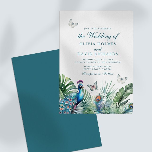 Convites Borboletas de Noiva com Penas de Pavão Tropical (Tropical Peacock Feathers Butterflies Wedding Invitation on a white table.)