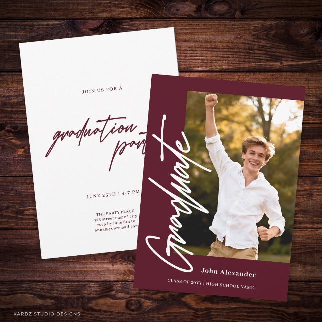 Convites Borgonha Moderno Script Graduado Foto Graduação (The front and back of the invitation are shown at 5x7-inch size. Choose size, paper, + corner style.)