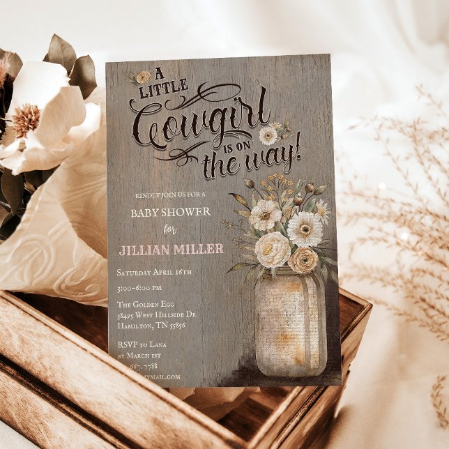 Convites Botas de Cowgirl do Oeste Selvagem do Chá de frald (A little cowgirl is on the way with floral mason jar vintage distressed wood invitation)