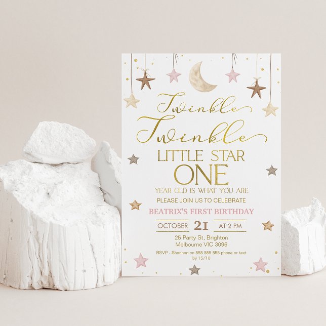 Convites Branca Dourada Rosa Brilhante Estrelinha Pequeno A (Twinkle twinkle little star first birthday invitation for baby girl featuring some faux gold text.)