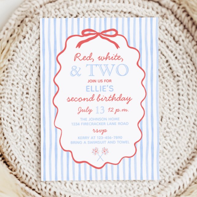 Convites Branco vermelho e dois no dia 4 de julho de segund (Invitation with baby blue striped background and wavy red bow frame. Says red white and two.)