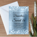Convites Brilhante Azul-claro-brilhante e foil Doce 16<br><div class="desc">Crie seu próprio convite para comemoração de na moda 16 anos para sua filha. Gráficos brilhantes azuis claros e decorativos de faux formam uma borda superior e inferior. A arte digital de fundo apresenta uma folha de metal piscada brilhante, azul, estilo ombre e brilhante. Personalize a cor do texto ou...</div>