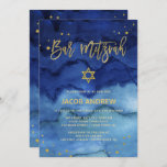 Convites Brilhante Bar Azul e Faux Dourado Mitzvah<br><div class="desc">Esses convites coloridos e modernos do Bar Mitzvah apresentam uma tendência de fundo azul-aquarela azul-motriz com falso roteiro dourado manuscrito,  Estrela de David e sotaques.</div>