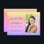 Convites Brilhante rosa e roxa Doce 16 Salve a data<br><div class="desc">Mouse rosa e roxo Rainbow Pastel Sparkle Glitter Doce Dezesseis Monogramas Nome e Salva Inicialmente o Convite Fotográfico de Festa de aniversário de Data. Esta imagem para salvar o convite de data é perfeita para a Festa de aniversário Sparkle Glitter Sweet 16 que procura celebrar no estilo. Você pode atualizar...</div>