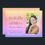 Convites Brilhante rosa e roxa Doce 16 Salve a data<br><div class="desc">Mouse rosa e roxo Rainbow Pastel Sparkle Glitter Doce Dezesseis Monogramas Nome e Salva Inicialmente o Convite Fotográfico de Festa de aniversário de Data. Esta imagem para salvar o convite de data é perfeita para a Festa de aniversário Sparkle Glitter Sweet 16 que procura celebrar no estilo. Você pode atualizar...</div>