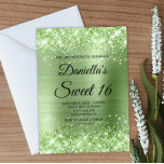 Convites Brilhante Verde-claro-brilhante e foil Doce 16<br><div class="desc">Crie seu próprio convite para comemoração de na moda 16 anos para sua filha. Gráficos verdes brilhantes e claros e decorativos formam uma borda superior e inferior. A arte digital de fundo apresenta uma folha de metal esfregada ao estilo verde-claro e brilhante, estilo ombre verde. Personalize a cor do texto...</div>
