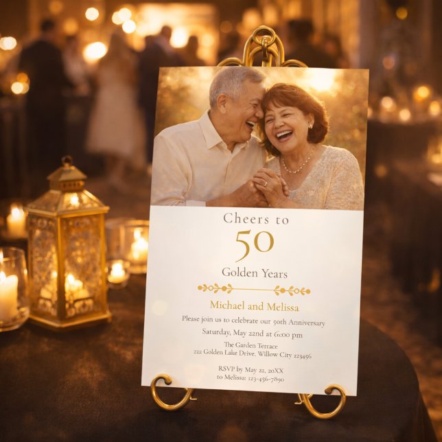 Convites Brindes Românticos aos 50 Anos Dourados (Elegant gold anniversary invite displayed at a romantic candlelit venue entrance)