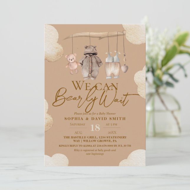 Convites Brown Bear Clothes Baby Shower Invitation (Em pé/Frente)
