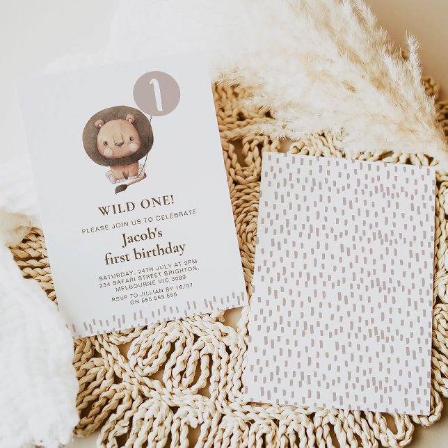 Convites Brown Modern Safari Lion Wild Um primeiro aniversa (Modern minimalist wild one safari lion and balloon 1st birthday invitation in natural tones.)