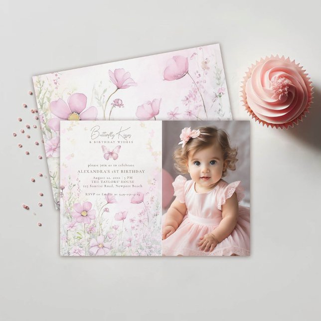 Convites Butterfly Kisses primeiro aniversario de Fotografi (butterfly kisses birthday wishes pink wild flowers garden 1st birthday girl photo invitation)