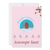 Caça divertida esquilo cavando em rosa pastel