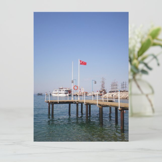 Convites Cais com vista ao mar com iate na Turquia (Em pé/Frente)