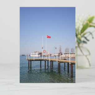 Convites Cais com vista ao mar com iate na Turquia