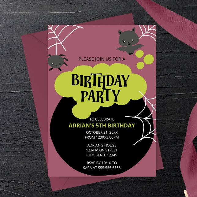 Convites Caldeirão de Bruxa de Desenho Animado Festa de Ani (Purple Witch's Cauldron Halloween Birthday Party Invitation| Cartoon Bat and Spider)