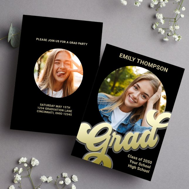 Convites Caligrafia Dourada com Na moda Moderno do formando (Graduation gold typography circle photo invitation template.)