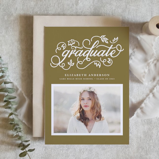 Convites Caligrafia Rústica Graduação Foto Dourada (Customizable photo graduation invitation featuring whimsical rustic calligraphy. )