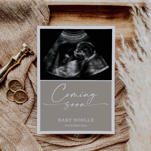 Convites Calligraphy Chic Taupe Coming Soon Pregnancy Card (Criador carregado)