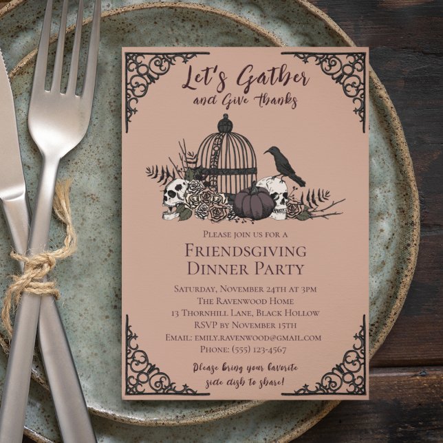 Convites Capacidades e Rosas Góticos dão amizade aos Obriga (Gothic Friendsgiving Dinner Vintage Rose Invite. Hand-Drawn Skull Roses Birdcage Pumpkin Fall Leaves)