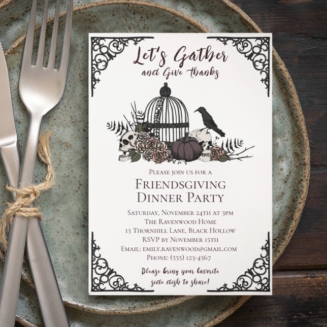 Convites Capacidades e Rosas Góticos dão amizade aos Obriga (Gothic Friendsgiving Dinner White Invite. Hand-Drawn Skulls, Roses, Birdcage, Pumpkin & Fall Leaves)