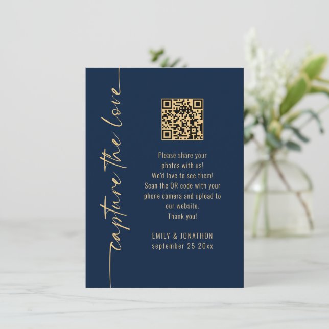 Convites Capture the Love QR Code Navy Gold Wedding Card (Em pé/Frente)