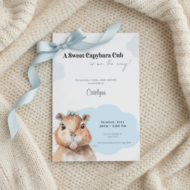 Convites Capybara Baby Shower • Blue Bow Theme (Baby shower invitation with capybara and blue bow on cream knitted blanket, soft neutral tones.)