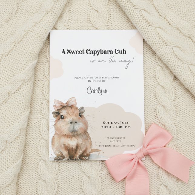 Convites Capybara Baby Shower • Pink Bow Theme (Baby shower invitation with capybara and pink bow on cream knitted blanket, soft neutral tones.)