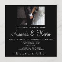 Casal de Casamento Romântico e Elegante Segurando 