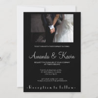 Casal de Casamento Romântico e Elegante Segurando 