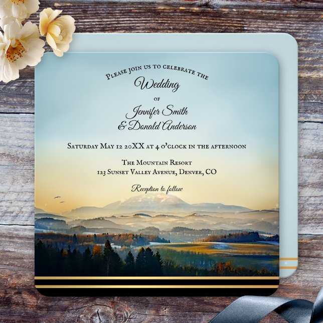 Convites Casamento Artístico Paisagem Montanha (Wedding invitation featuring a colorful landscape scene with mountains and a golden lining)