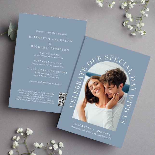 Convites Casamento Azul Dusty com Código QR de Foto em Arch (Celebrate your love story with an invitation showcasing your favorite photo in an elegant arch frame)
